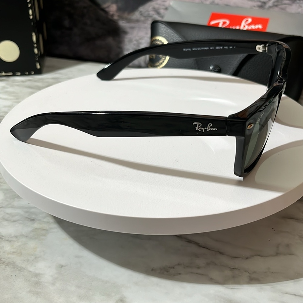 RAY-BAN SUNGLASSES. NEW WITH CASE AND BOX. MADE IN ITALY - Picture 10 of 16